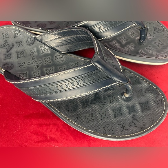 Louis Vuitton Navy Blue Leather and Logo
Embossed Rubber Thong Flats men - Picture 7 of 7